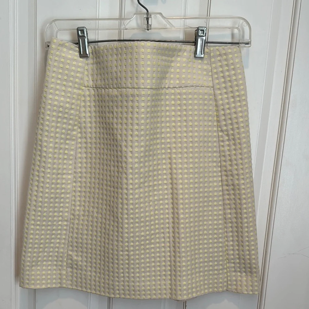 Loft NWOT 🔥sale last chance 🔥cream colored skirt with yellow polkadots